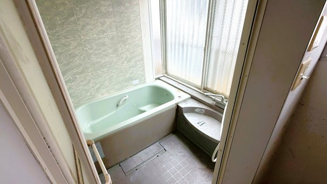 手すり付きの浴槽を採用。大きな窓があり、自然換気が可能です。