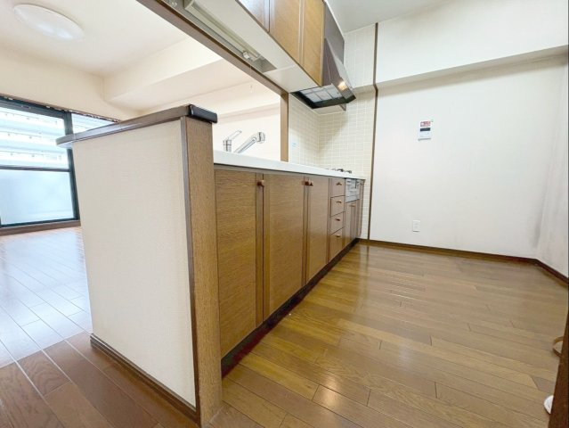 リビングの様子をみながら家事ができる対面式のキッチンです！