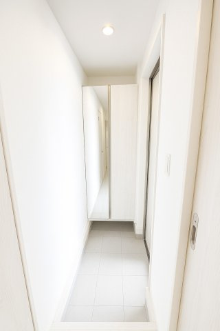 収納もある玄関です