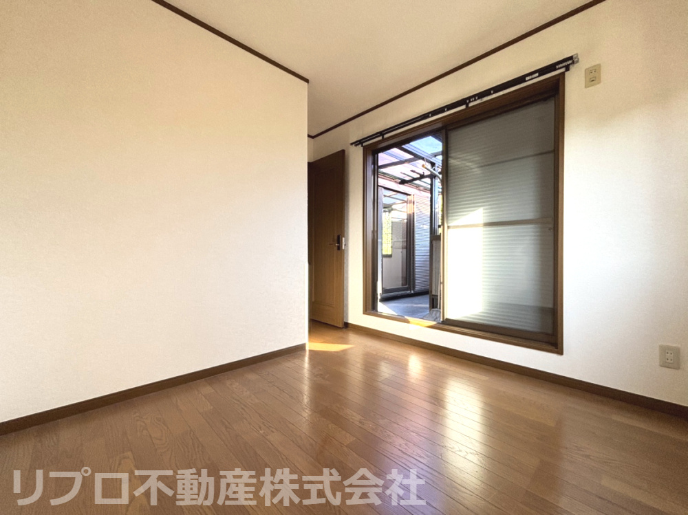 2階洋室5帖は東向きで朝日が差し込み、バルコニーに面した明るいお部屋！寝室や子供部屋としても使いやすいです！