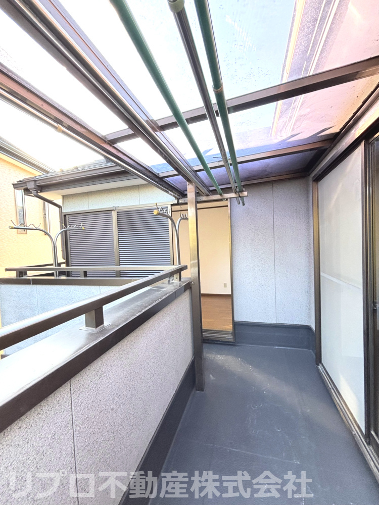 Ｌ字型バルコニーは角部屋に沿って広がり、2部屋から出入り可能！洗濯物もたっぷり干せてよく乾きます！