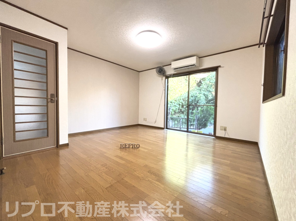 リビングは二面採光で明るく開放的！風通しも良く日中は自然光が差し込み心地良く過ごせます！