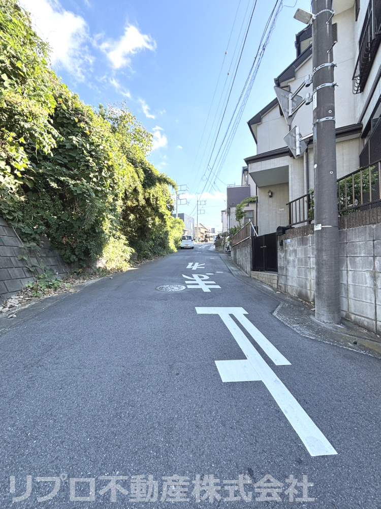 南東側に幅6ｍの市道が接しており、車の出入りや駐車もスムーズです！