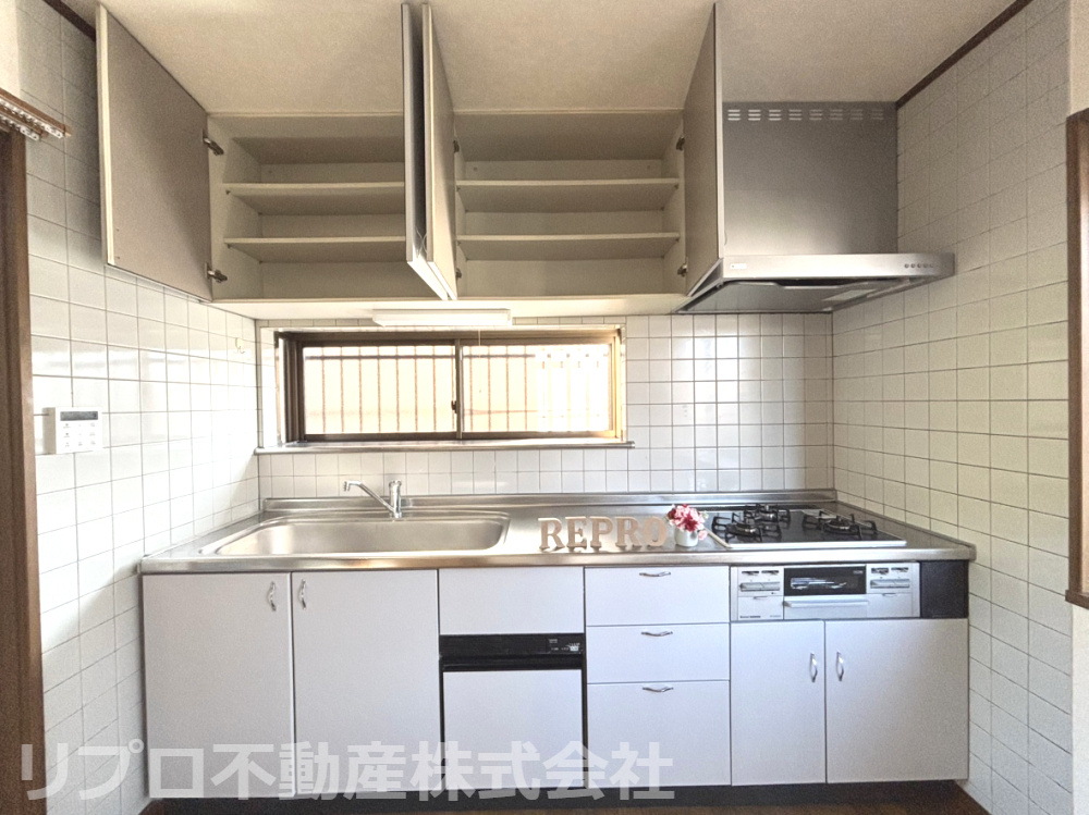 収納充実のシステムキッチン、食器乾燥機付きで家事も楽しくなります！