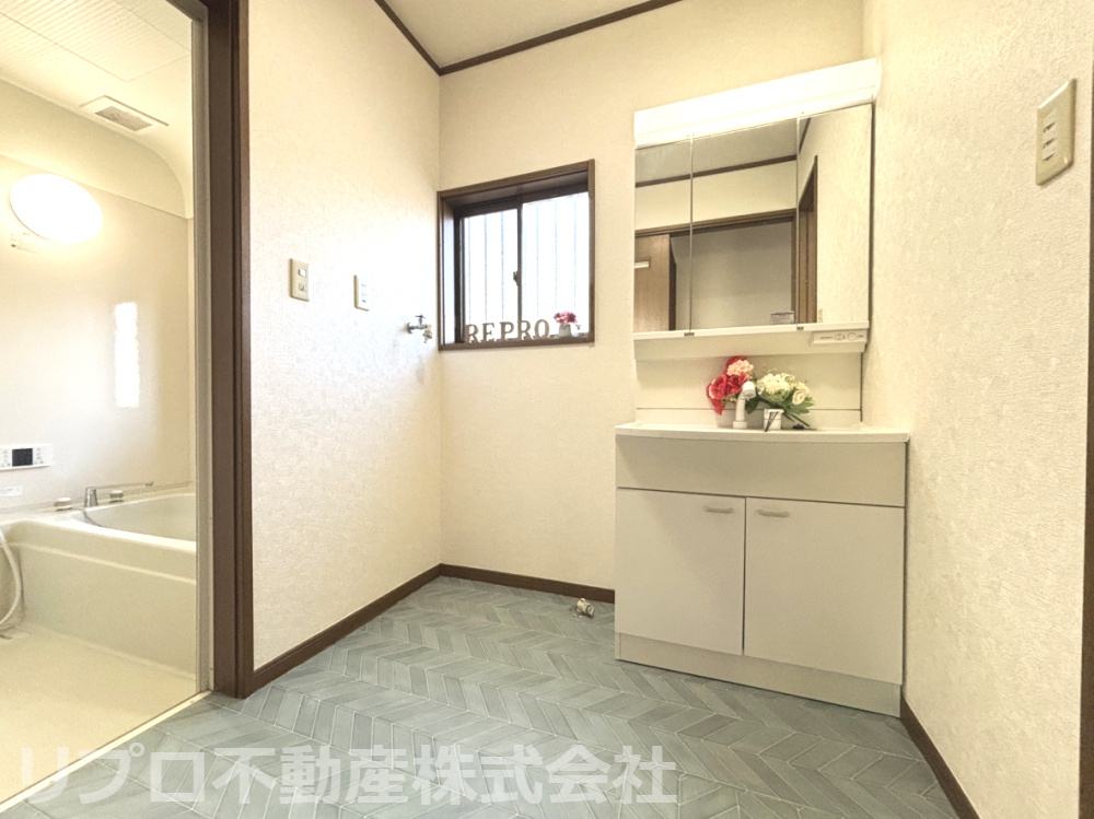 小窓付きシャワー三面鏡洗面台で、室内が明るくスムーズに朝の支度ができます！