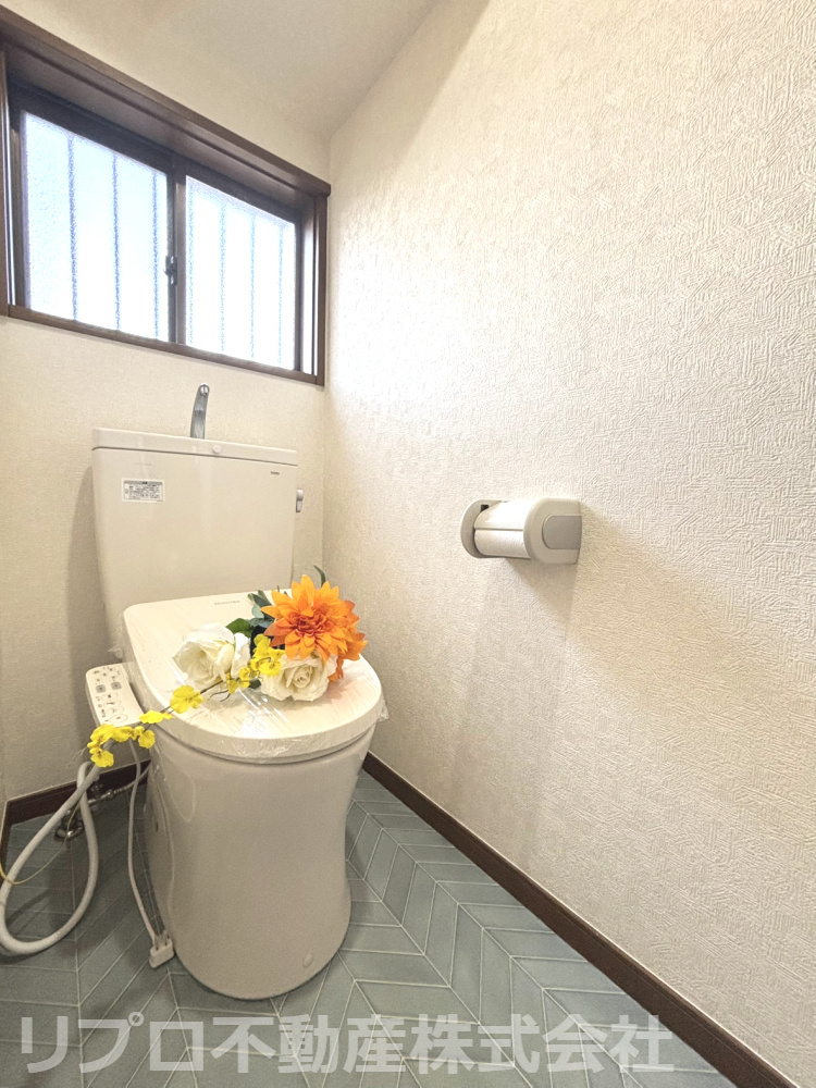 白いクロスとグレーの清潔感ある空間、小窓付き温水洗浄便座で快適です！