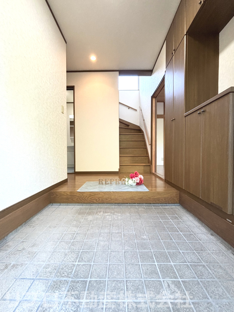 広々とした玄関はベビーカーや荷物も置け、家族の出入りに便利です！