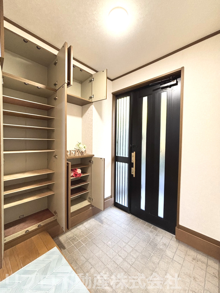 玄関には収納力のあるシューズ棚を完備、家族の靴や小物をすっきり整理でき、出入りもスムーズです！