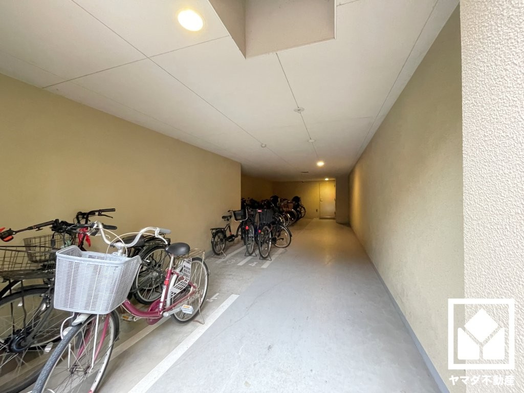 平面区画の駐輪場も用意されているため、電動アシスト自転車やファットバイク等も安心してご利用いただけます。しっかり区画が整理されており使い勝手の良い設計です。バイク置き場もございます。（月額1000円）