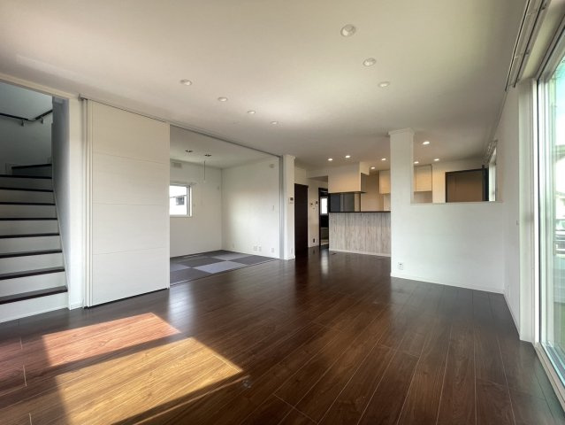 約20帖超のゆとりあるLDKは、大きな窓からたっぷりの陽光が差し込む明るく開放的な空間です。リビング・ダイニング・キッチンが一体となった設計で、ご家族との会話を楽しみながら家事ができる間取りです。
