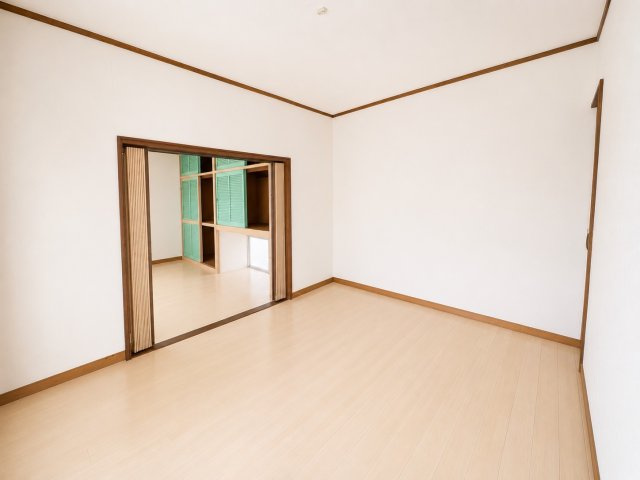 シンプルで落ち着いた雰囲気の6帖洋室。隣接する洋室へ行き来できる開口部があり、扉を開けて一体的に使うことも可能です。明るい木目調の床で、ベッドやデスクなどの家具も合わせやすい空間です。　