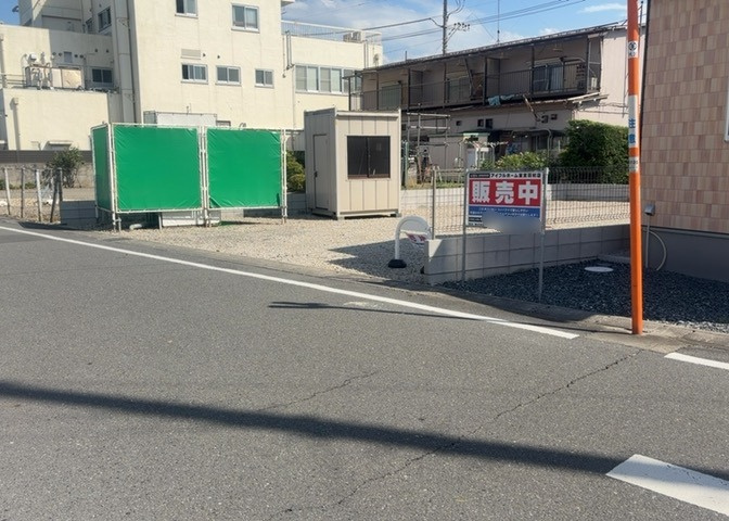 土地の形が極端に長細かったり、狭小地、あるいは道路との高低差がある傾斜地だった場合、後々売ろうとしても買い手がつかない場合もあります。後々、売却することになった時に価値の下がらない土地を選びましょう。