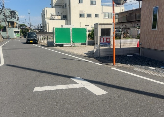 土地の面積＝住宅面積ではありません。建ぺい率の問題などで、土地のある場所によって住宅を建てられる面積は限られています。高さもしかり、「土地」という言葉の中には、建築条件も含まれると考えておきましょう。
