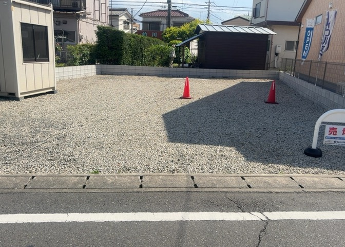 家を建てる場合、方位は要チェックです。現実的に日当たりのよい家ならばリビングは南側、建築基準法でも北側に当たる家への配慮は求められています。土地を見学に行く際は、方位磁針を持って行くようにしましょう。