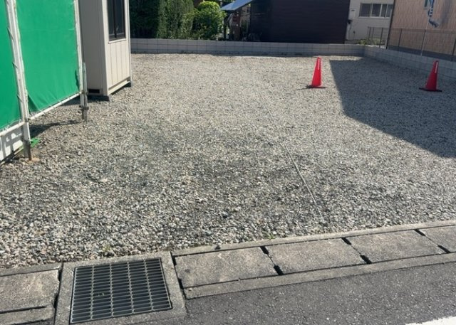 土地を買う際、住む地域の自治体や福祉の補助制度にも注目してみましょう。子供や老人の医療補助やゴミ出しのルールなど、自治体によってルールに大きな違いがあるため、暮らしやすい土地で判断するとよいでしょう。