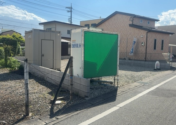現地に行くなら、物件の周囲の地形がどうなっているかを見ることも大切です。周辺より低くなっている土地では、大雨などで水が集まりやすいため、地盤が弱くなっているということも考えられるため、注意が必要です。