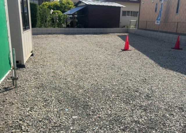 土地購入を検討されている場合、境界杭がない状態で購入してしまうと境界確定測量をする必要があり、費用がかかります。購入の前に、売主、隣土地所有者立ち合いのもと境界を確定し境界杭を設置するのがベストです。