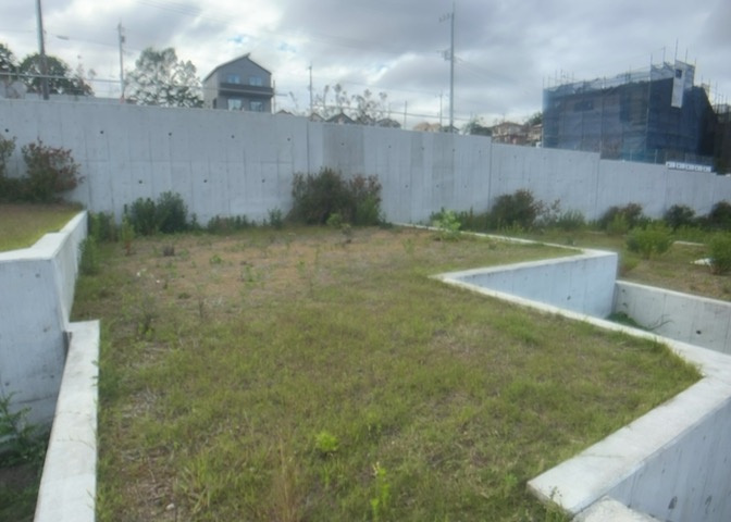 土地の面積＝住宅面積ではありません。建ぺい率の問題などで、土地のある場所によって住宅を建てられる面積は限られています。高さもしかり、「土地」という言葉の中には、建築条件も含まれると考えておきましょう。