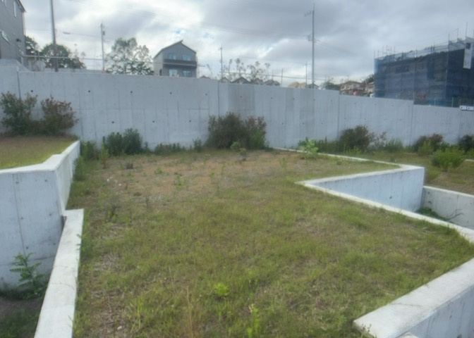 土地を買う際、住む地域の自治体や福祉の補助制度にも注目してみましょう。子供や老人の医療補助やゴミ出しのルールなど、自治体によってルールに大きな違いがあるため、暮らしやすい土地で判断するとよいでしょう。