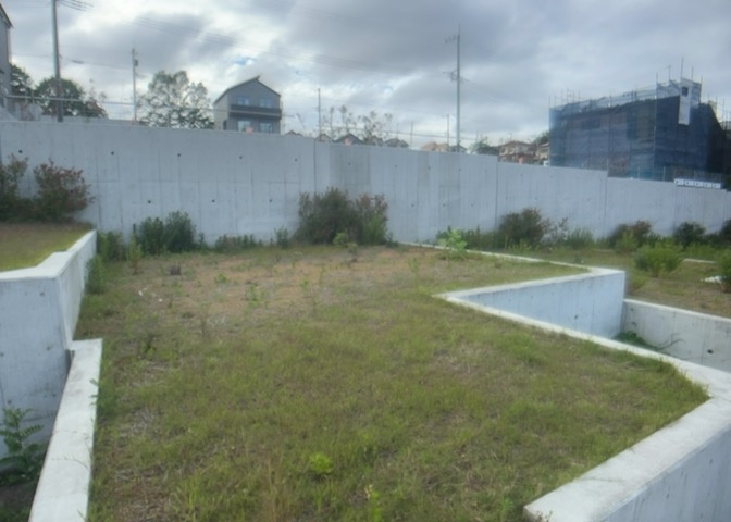 家を建てる前提で土地を探している場合、地盤の丈夫さは譲れない条件の一つです。地盤が脆弱だと追加工事が必要となります。また、過去に地盤沈下や液状化現象を起こした土地は、できるだけ避けた方がいいでしょう。