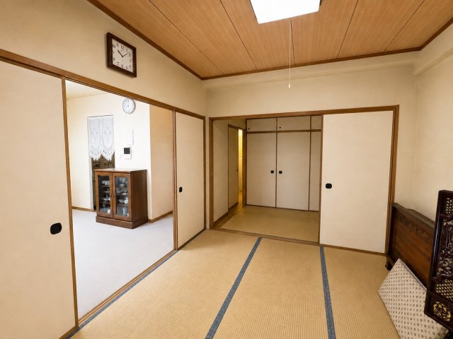畳の温もりと木目調の天井が落ち着いた雰囲気を演出する6帖の和室。リビングに隣接しており引き戸を開ければ一体感のある空間として利用できます。来客時の応接スペースやお子様の遊び場と多目的に活用できます。