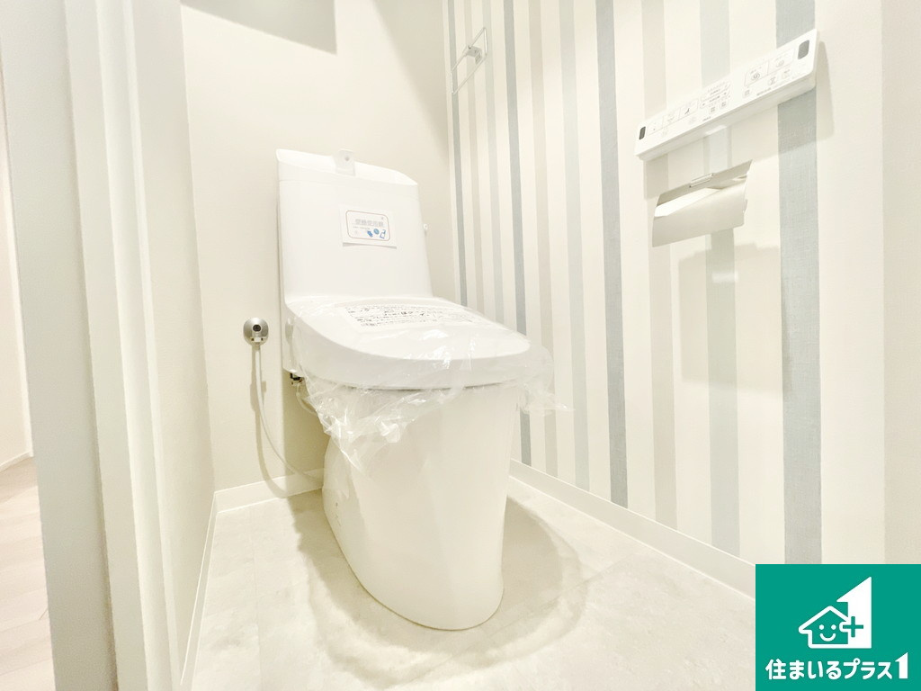 シャワー洗浄機能付トイレは標準仕様。冬場は暖かシートヒーターも装備！　表面コートでキレイ長持ち！【現地写真】　