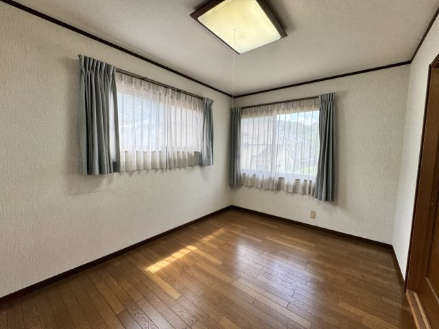 木の温もりを感じられるフローリングと、ホワイトの壁紙がシンプルで清潔感のある洋室です。寝室や子供部屋、または在宅ワークに最適な書斎など、ライフスタイルに合わせて自由なレイアウトが可能です。