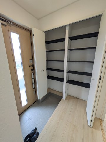 同施工◆玄関の写真です◆　お洒落な玄関からの外出は気分が良いですね♪　　玄関床タイルは、掃除がしやすく、表面はノンスリップ仕上なので、雨の日　もすべりにくくて安心です。　　　　　