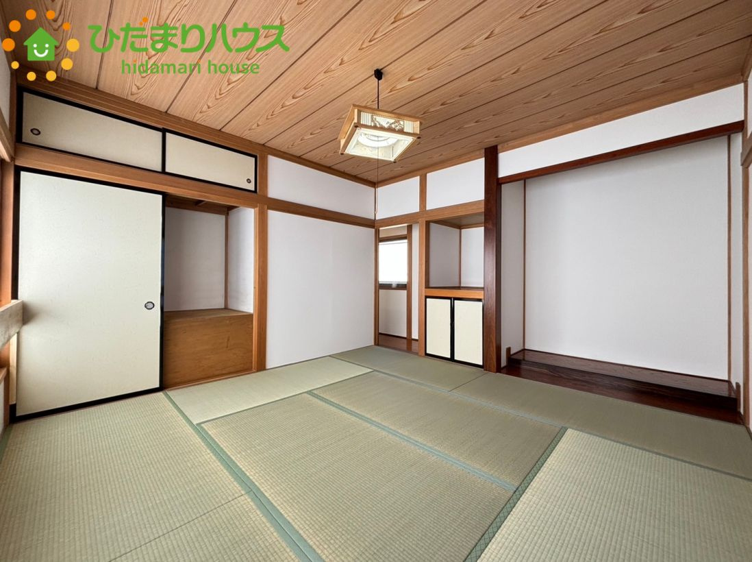 2階に設けられた、開放的で日当たり◎な和室です！襖を開けることで風が心地よく通り抜け、畳の上で足を伸ばしてのんびりと読書をしたり、お子様と遊んだりと贅沢な時間を過ごすことができる空間です♪