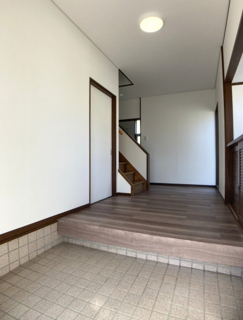 玄関は広くスッキリとした印象です。