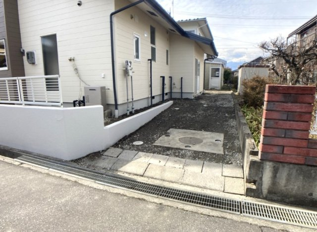 カースペースは車種にもよりますがお車2台駐車可能。