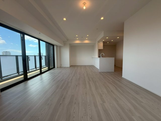 【リビングダイニング】窓から遠くまで見渡していただけます◎