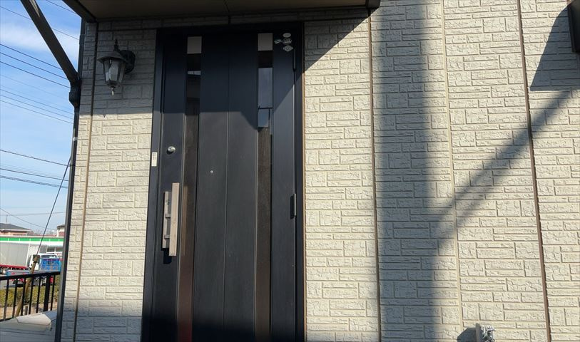 玄関は家の顔でもあり、家族以外の目にも止まる場所です。玄関は外との間を仕切る扉、靴などをしまっておく収納スペース、靴脱ぎのたたきスペース、来客とのやり取りをするドアホンなど複数のアイテムからなります。