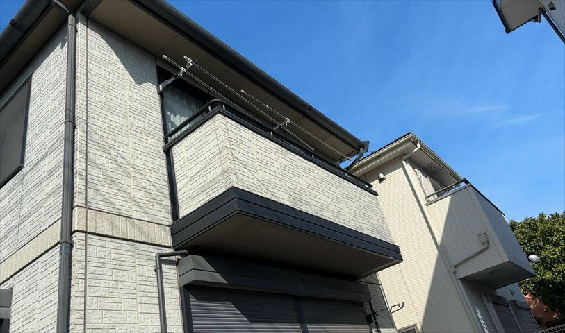 バルコニーは、室外の専用スペースのうち、「屋根がなく開放された空間」であるものを指します。ベランダより広いタイプのものが多く、日当たりもよいため家庭菜園などを楽しみたい人にとって適した環境となります。