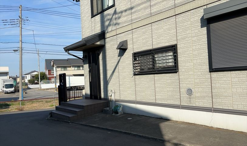南側道路の場合は長い時間光を入れ込むことができるため、庭やリビングを道路側に持ってくることが多く土地価格も高い傾向にあります。一方北側道路だとリビングや庭が南側になりプライバシーを守ることができます。
