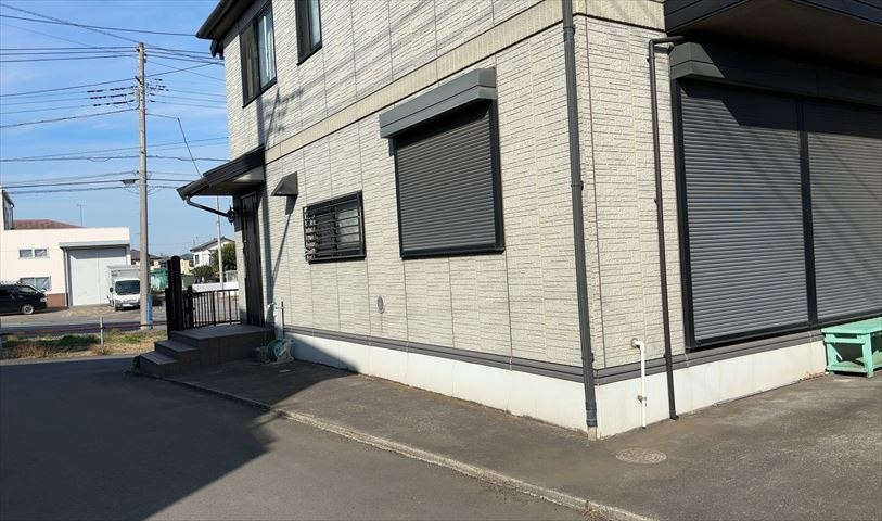 東側道路の場合は居室を南向きに設計しやすいため、朝日が入りやすいというメリットがあります。一方、西側道路も東側同様に居室を南向きに設計しやすいのですが、住宅地だと朝日が入りにくいという弱点があります。
