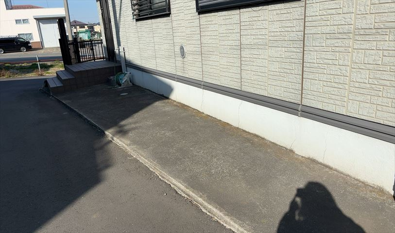 車一台あたりに必要なスペースは、標準サイズの普通自動車で横幅2m50cm、長さ5mは必要になります。ただし、乗降のことも考慮して横幅3m30cm、長さ5m50cmほどは確保できるところを選びましょう。