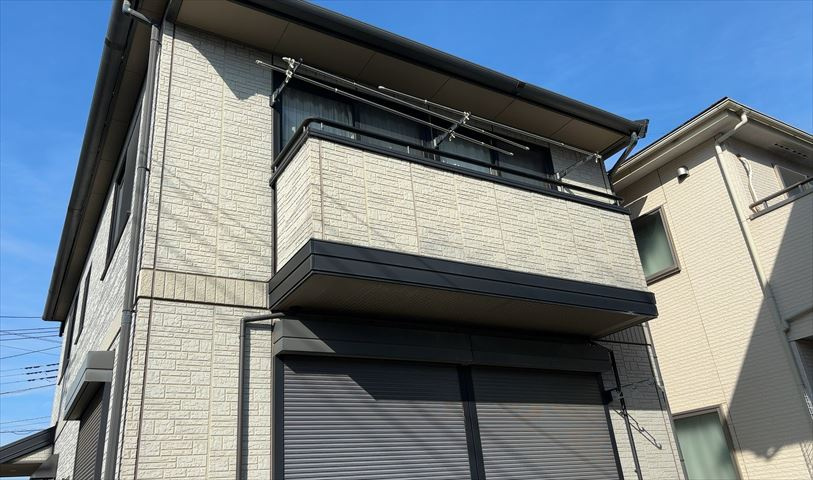 バルコニーは、建物内から室外へ楽に出入りできる便利なスペースです。また、バルコニーには手すりを付けることが義務付けられており、手すりの高さは110cm以上で施工することが建築基準法で定められています。