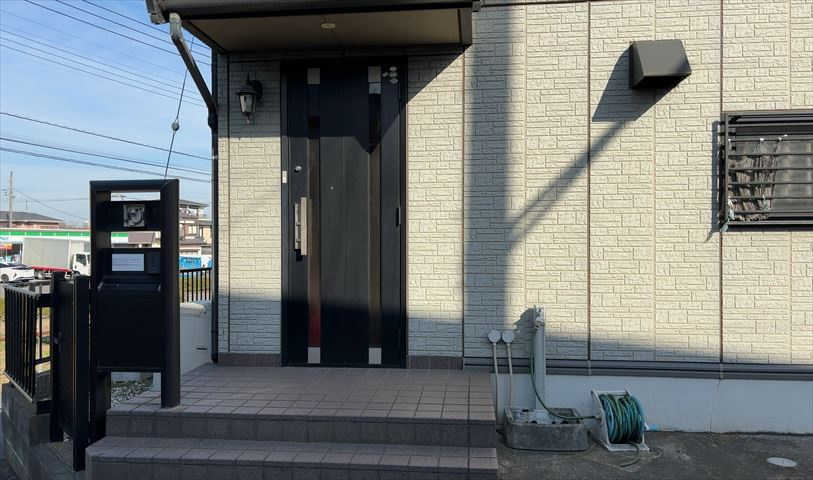 玄関は家の顔と言っても過言ではありません。現地を見学する際は玄関の広さや全体のバランスなどを見てみるといいでしょう。一般的なアプローチのしやすさだけではなく、お年寄りにも優しい設計のものだと安心です。