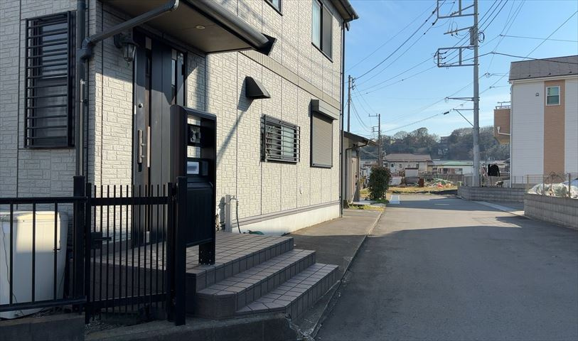 住宅用の土地では前面道路に2m以上接していなければならないと法律で定められています。しかし、お持ちの車のサイズやライフスタイルなどにより、2mでは利便が悪い場合もございますので、事前に確認しましょう。