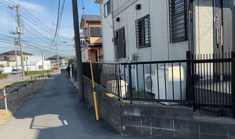 道幅が広い場所は日当たりや風通が良好です。幅が広いのですれ違いも可能ですし大きな車でも駐車可能！一方で、大型車が通ることも多くなるため交通量の増加により騒音に繋がります。また土地の値段が高くなります。