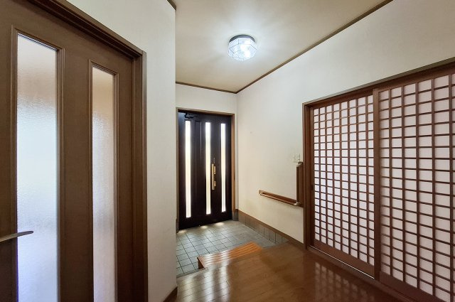 玄関：手すりがあり、出入りの際にも使いやすい玄関です。
