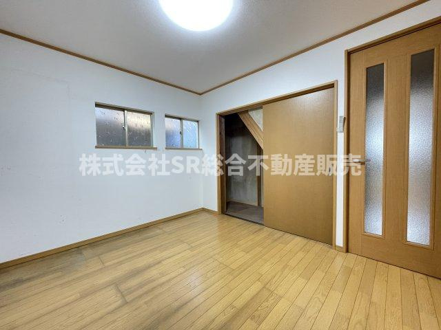 コンパクトで使いやすい洋室です