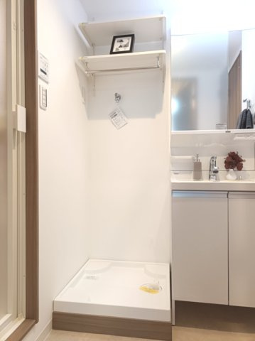 【室内洗濯機置き場】　上部の可動棚にランドリーグッズなどを収納できます。