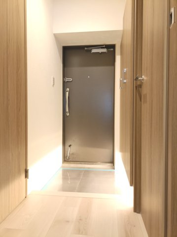 【玄関】　明るい玄関はゆとりのある広さで、家族を迎える際にも気持ちよく過ごせます。