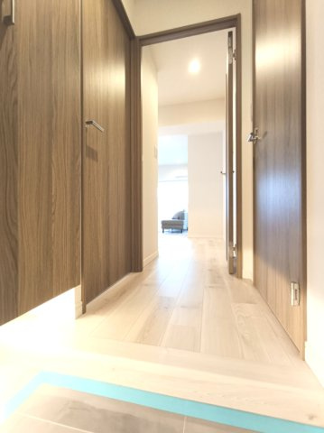 【廊下】　室内廊下には美しい木目調の床が続き、暮らしに温もりと安心感を与えてくれます。