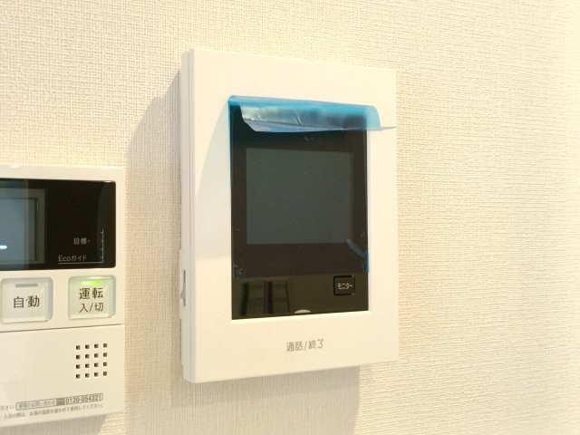【TVモニター付きインターフォン】　TVモニター付きインターフォンで来訪者を確認できるので、防犯面でも安心です。