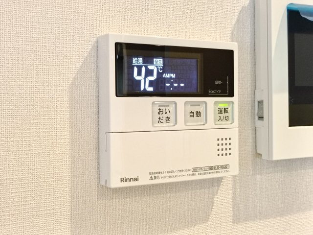 【給湯器】　キッチンに給湯リモコンを設置しており、お湯の温度や量を手元で調整できます。