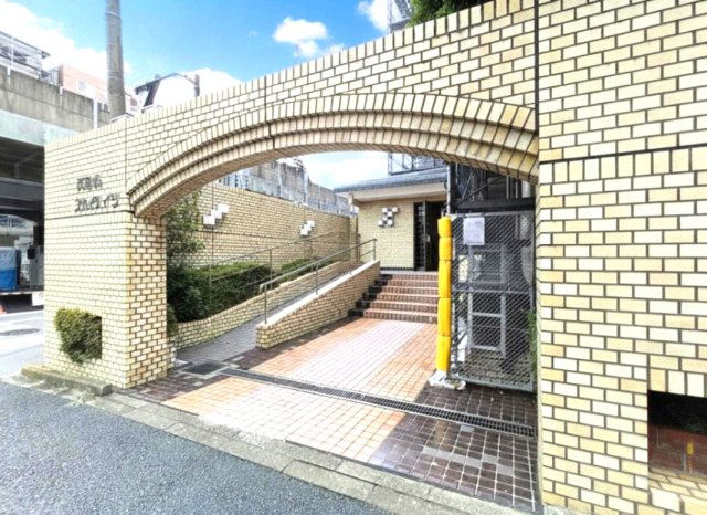 【エントランス】　アーチ状の屋根がある共用エントランスは、雨の日の出入りも快適な造りです。