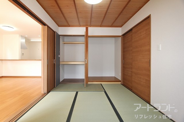 【和室6帖】畳・扉新調。隣リビングで子供のプレイルーム、家事の合間のひと休み、来客時など何かと重宝♪